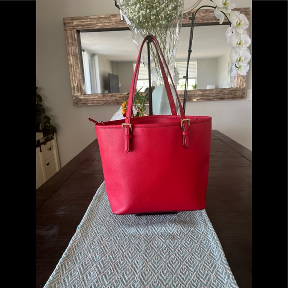 Michael Kors Tote (Red) w/Gold Hardware. - Picture 8 of 10